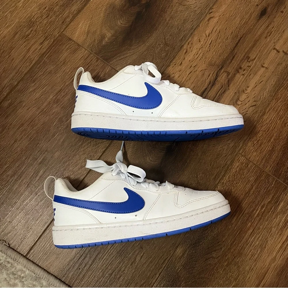 Nike Kids court borough White and Blue Sneakers, size 4Y - Picture 3 of 8
